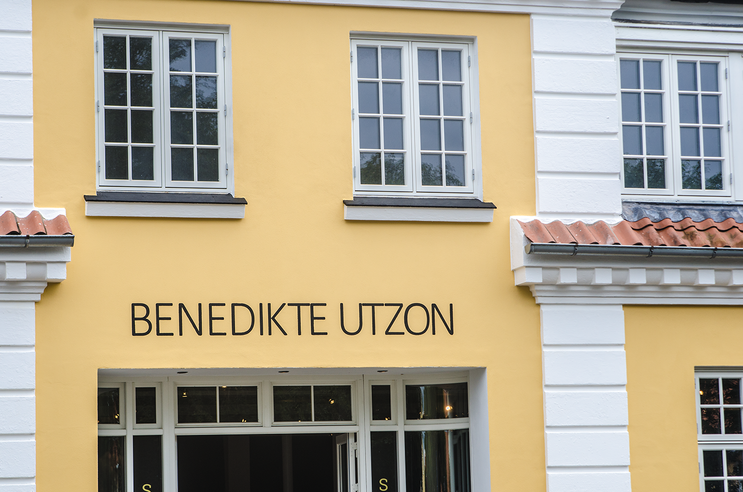 Fassade mit gemalter Schrift
