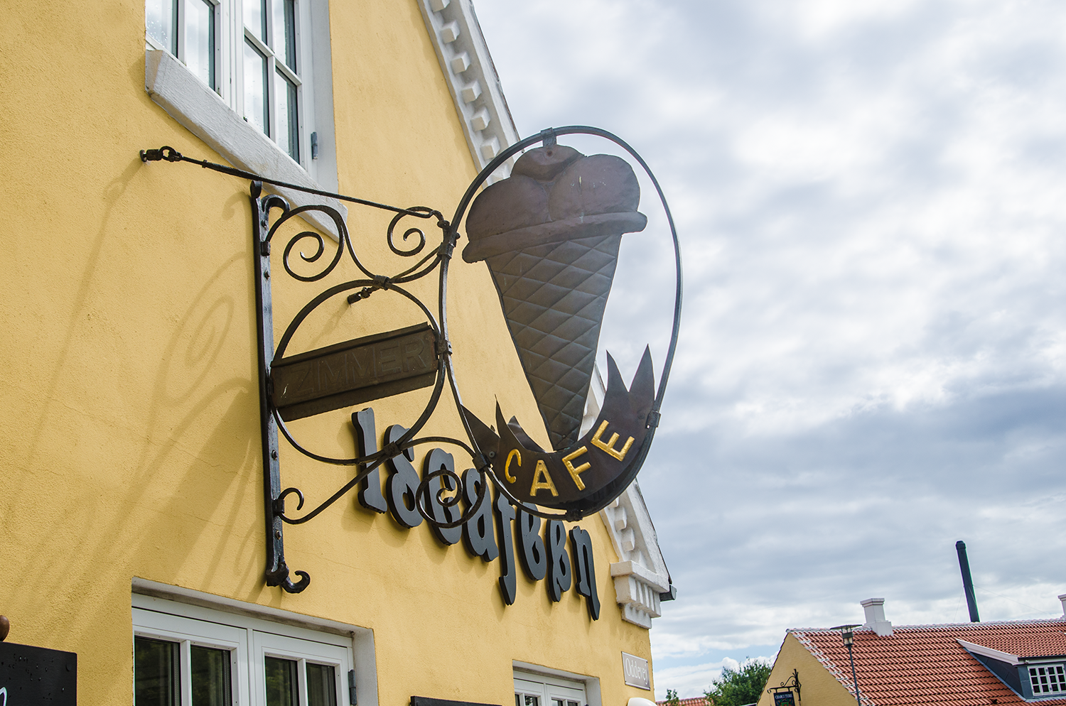 Ausleger mit Blechschild
