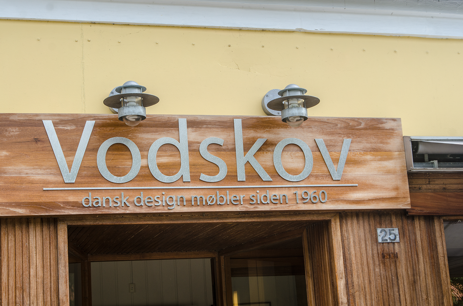Beschilderung aus Holz mit Metallbuchstaben